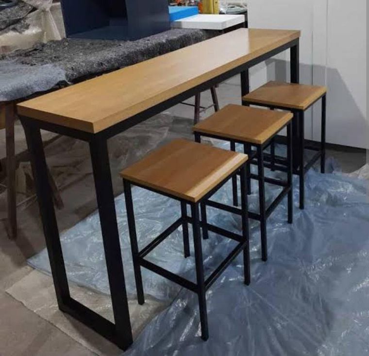 Mesa alta com bancos em estrutura metálica
