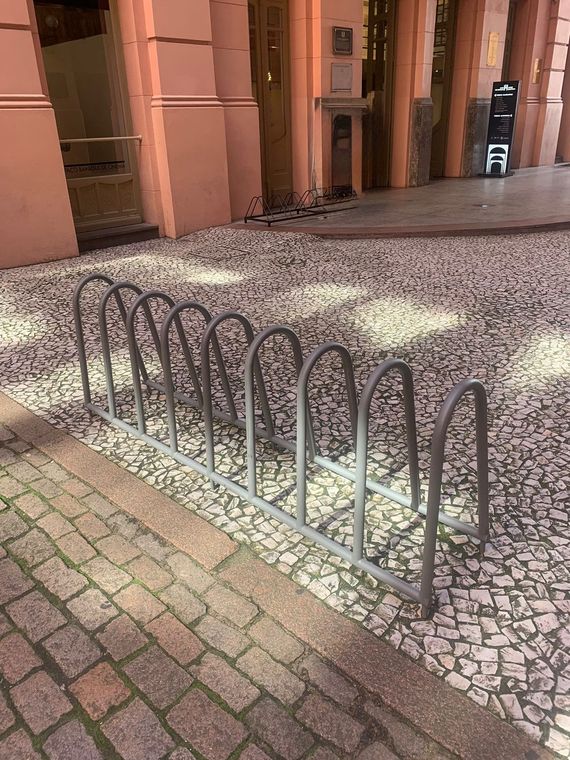 Paraciclo em tubo curvado