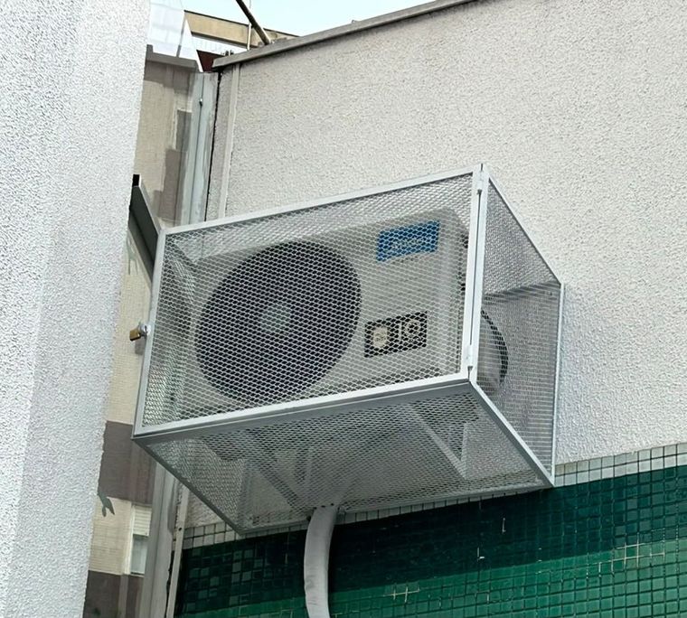 Proteção em tela para ar-condicionado