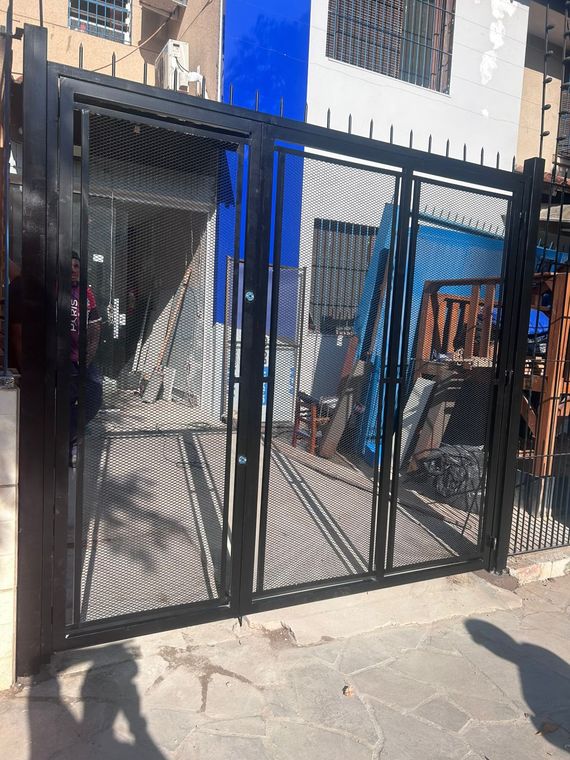 Portão de entrada com gradil