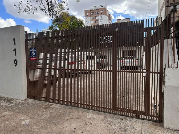 Portão de correr em barras verticais