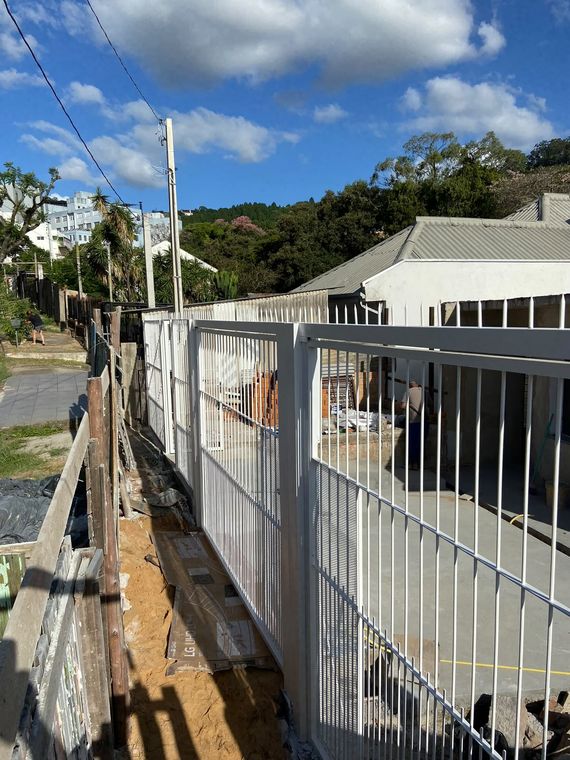 Gradil branco em barras