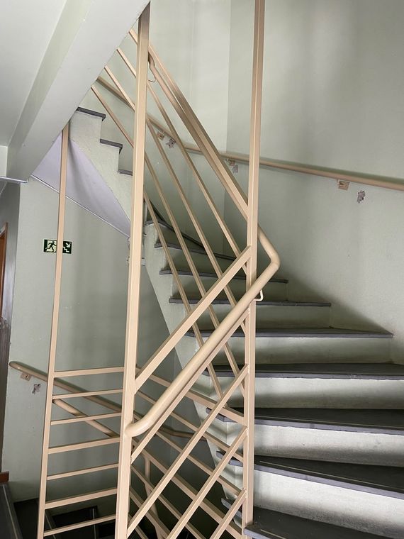 Guarda-corpo em escada de condomínio