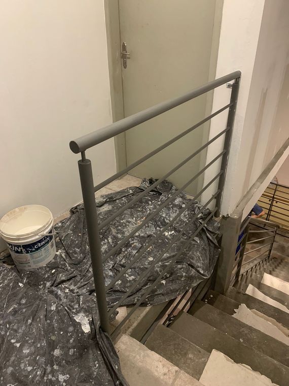 Guarda-corpo em tubo com barras horizontais
