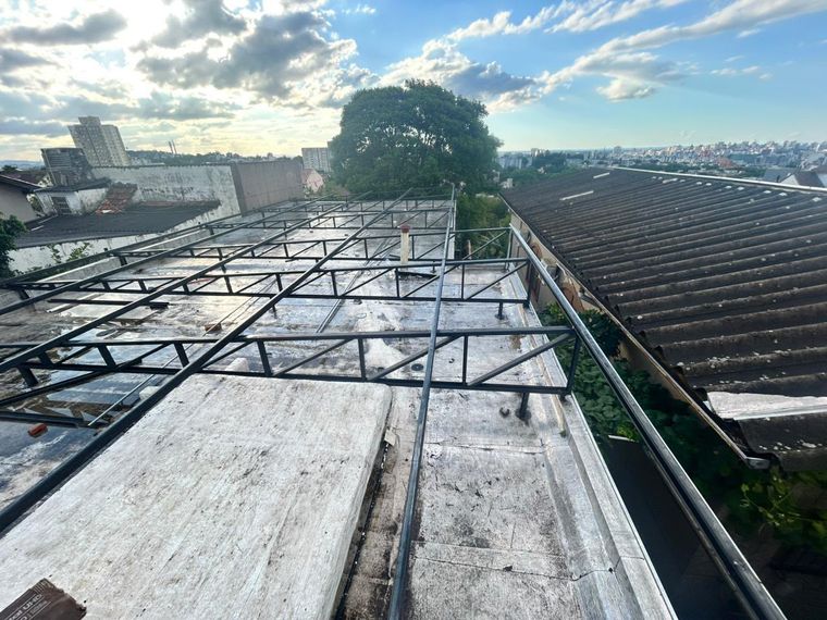Estrutura de telhado em montagem